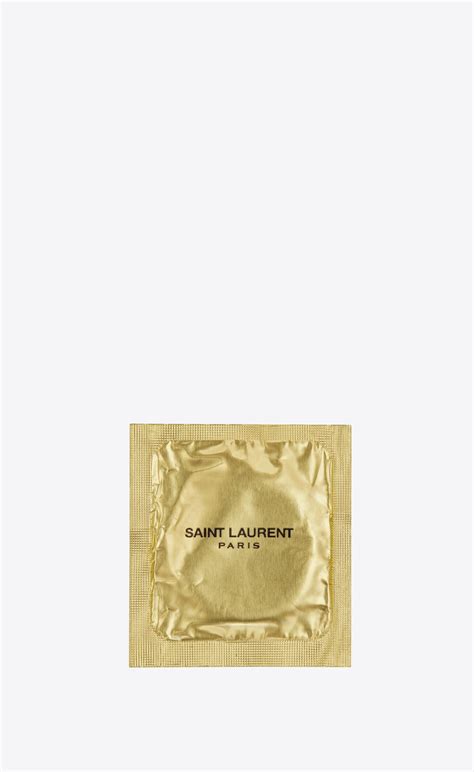 Saint Laurent firma il suo primo preservativo .